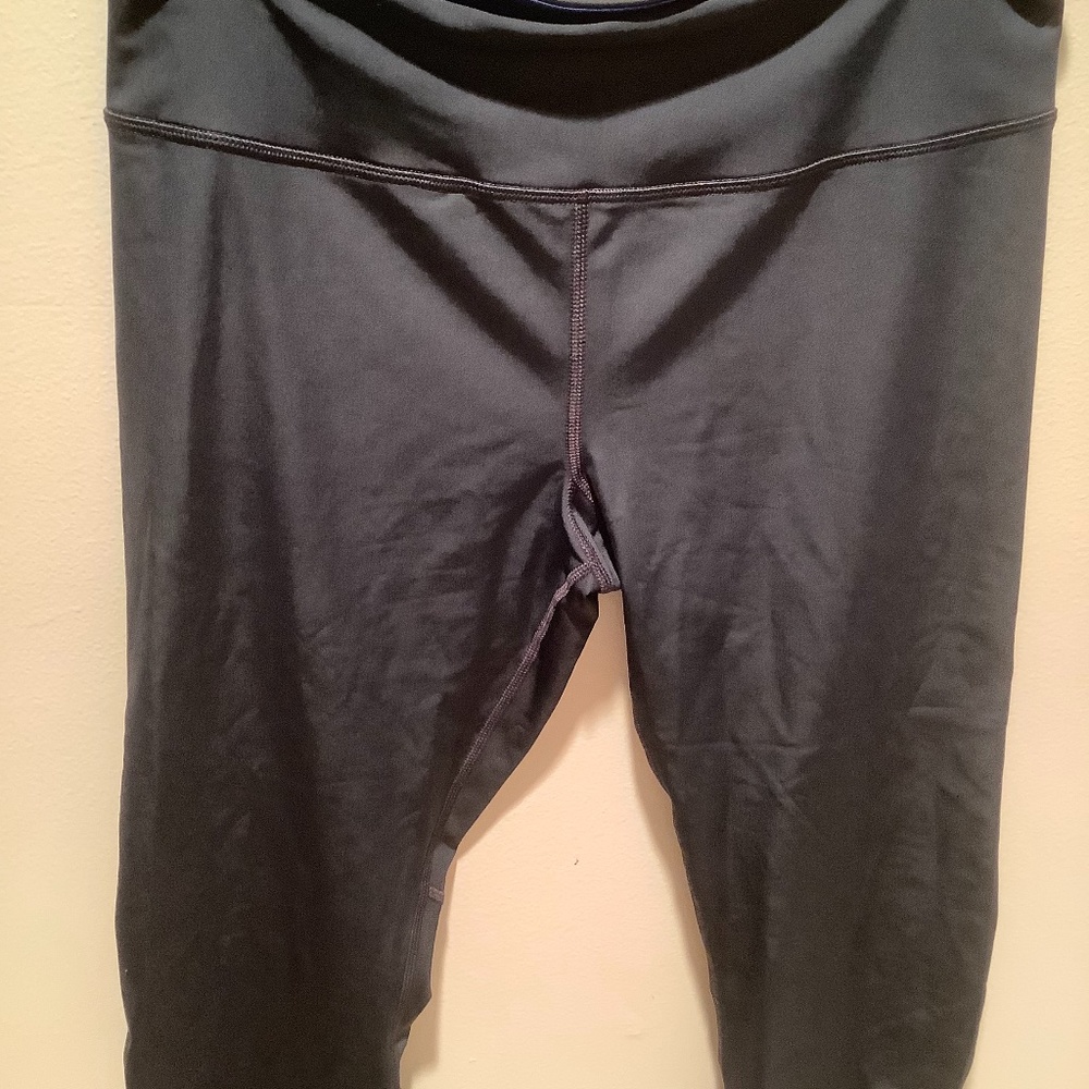 Ladies UA heat gear capri length leggings.